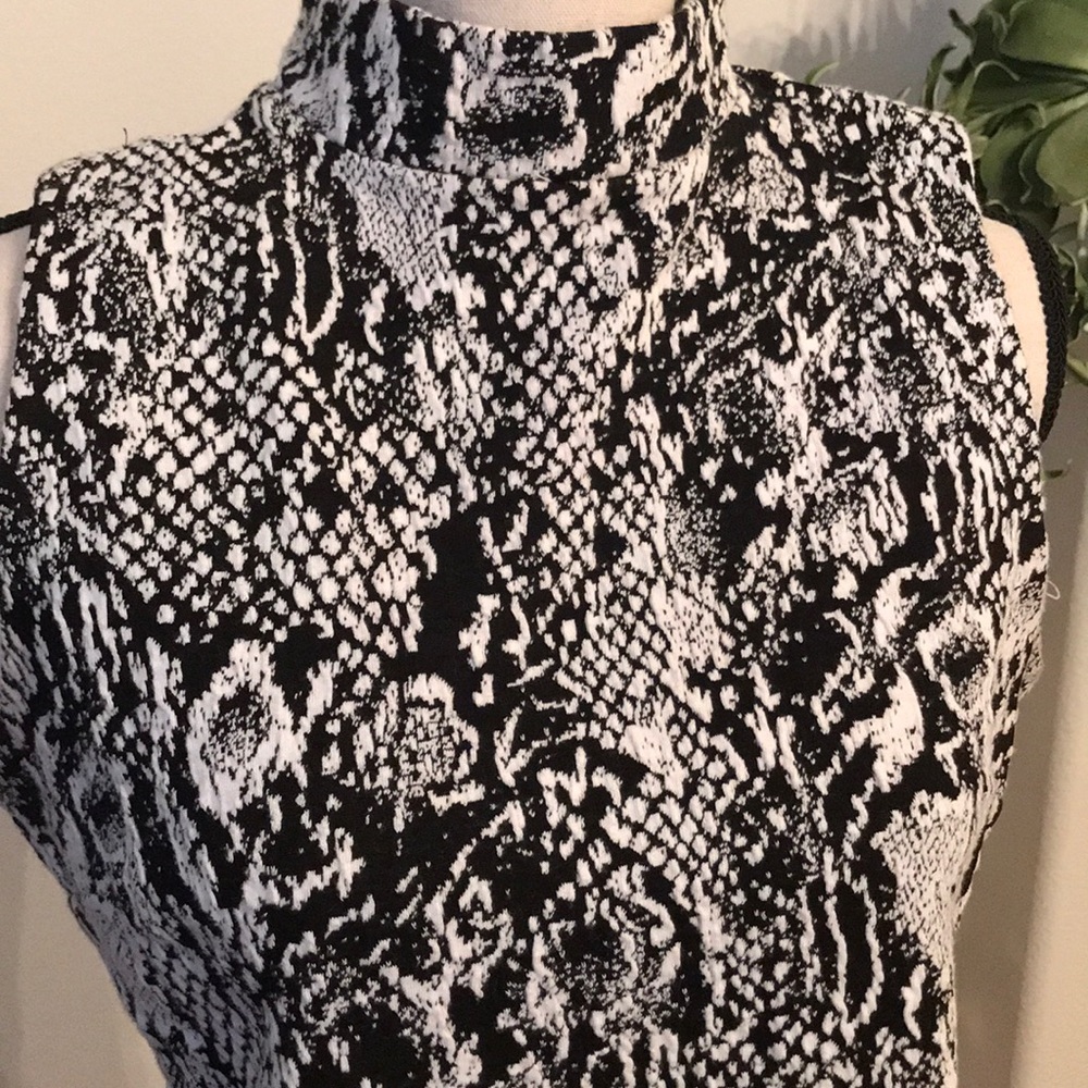 New York and Company textured patterned - Picture 2 of 4